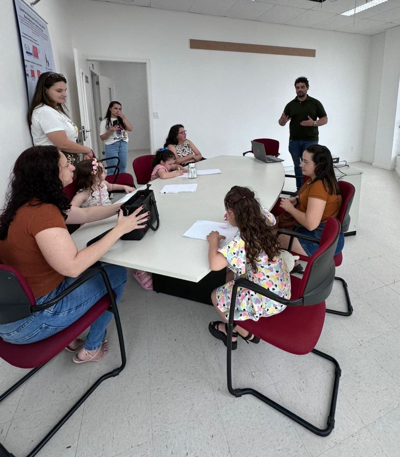 Participantes e equipe do GPIS em atividade coletiva em torno de uma mesa.